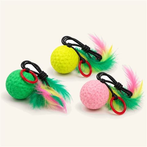 Pelota con plumas para gato